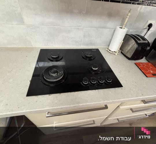 כיריים חשמליים על משטח עבודה במטבח